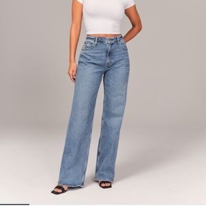 NWOT Abercrombie and Fitch High Rise 90’s Relaxed Jean 30 Short in Dark Wash.